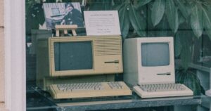 東京の店のショーウィンドウに展示された、キーボード付きのレトロなApple製コンピューター。